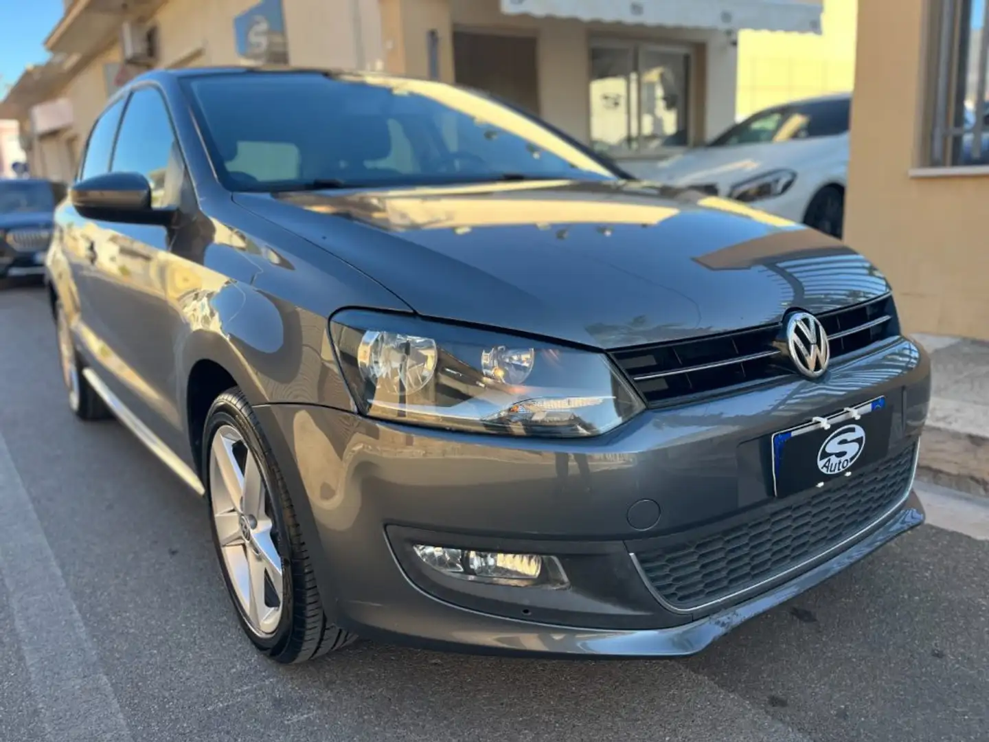 Volkswagen Polo 1.4 DSG 5p Highline Gris - 2