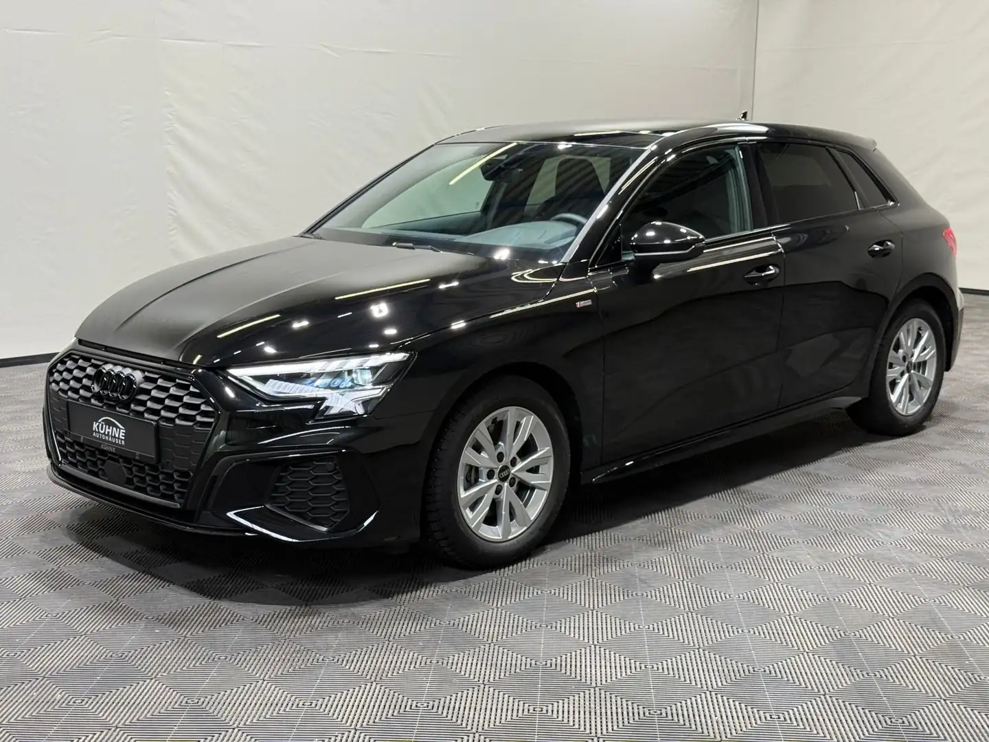 Audi A3 2x S-Line 1.5 TFSI | LED NAVI PANO Nero - 2