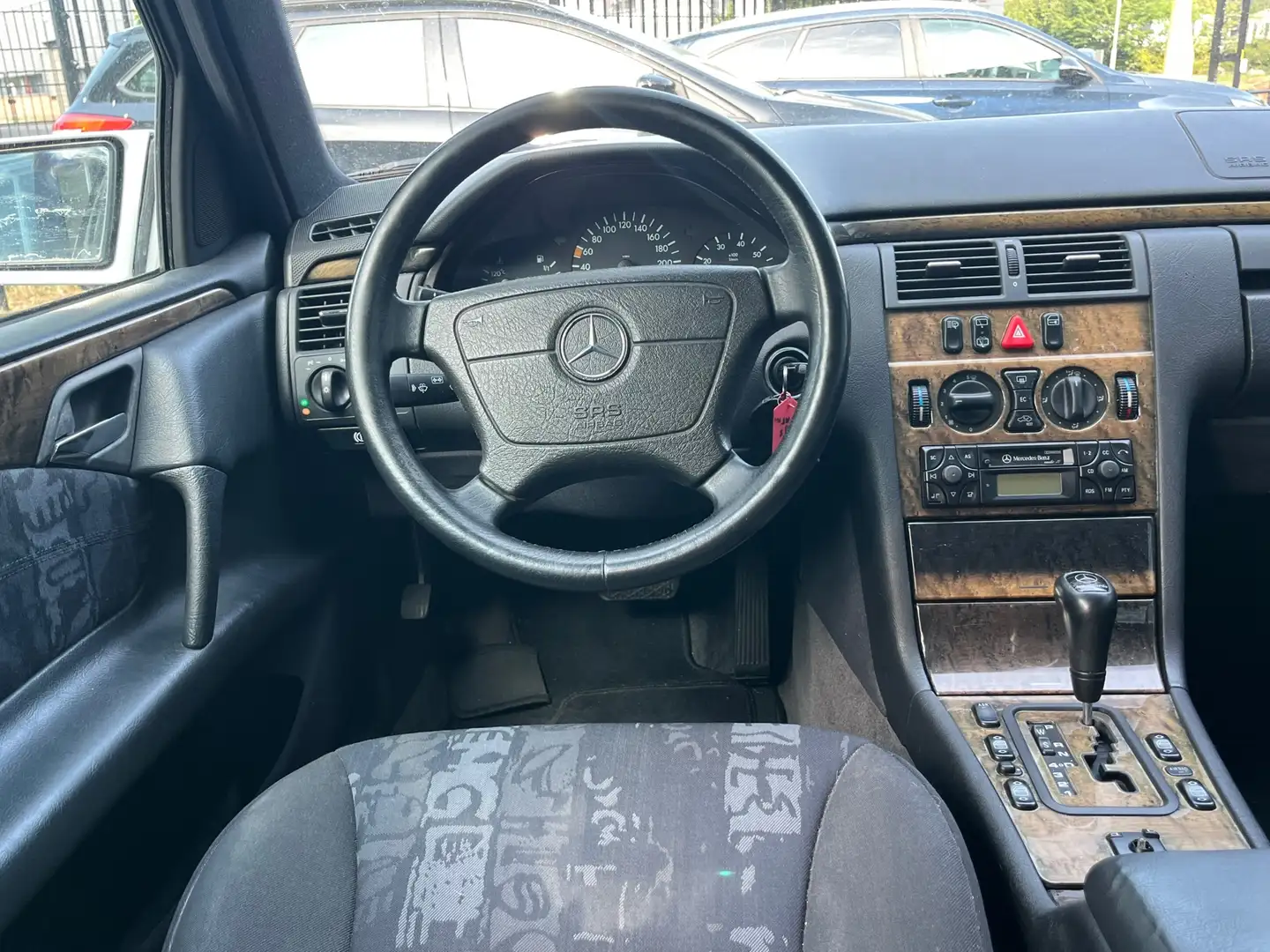 Mercedes-Benz E 200 Combi Classic 136PK Automaat Airco,Trekhaak,Onderh Grau - 2