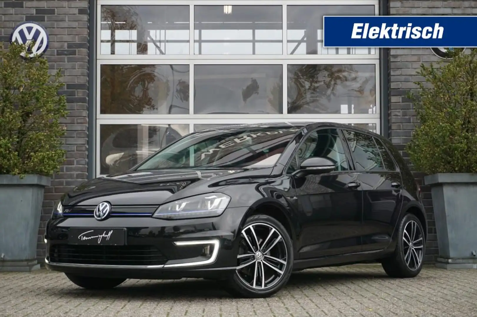 Volkswagen e-Golf R-LINE - NAVI - CAMERA - STOELV. Zwart - 1