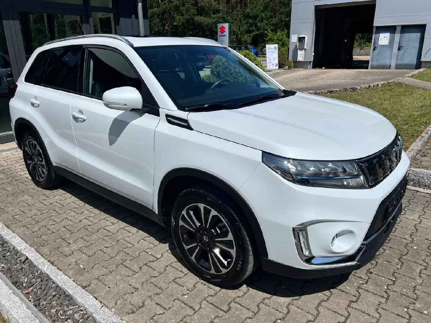 Suzuki Vitara 1.4 Mild-Hybrid Comfort+ 4x4 Weiß - 2