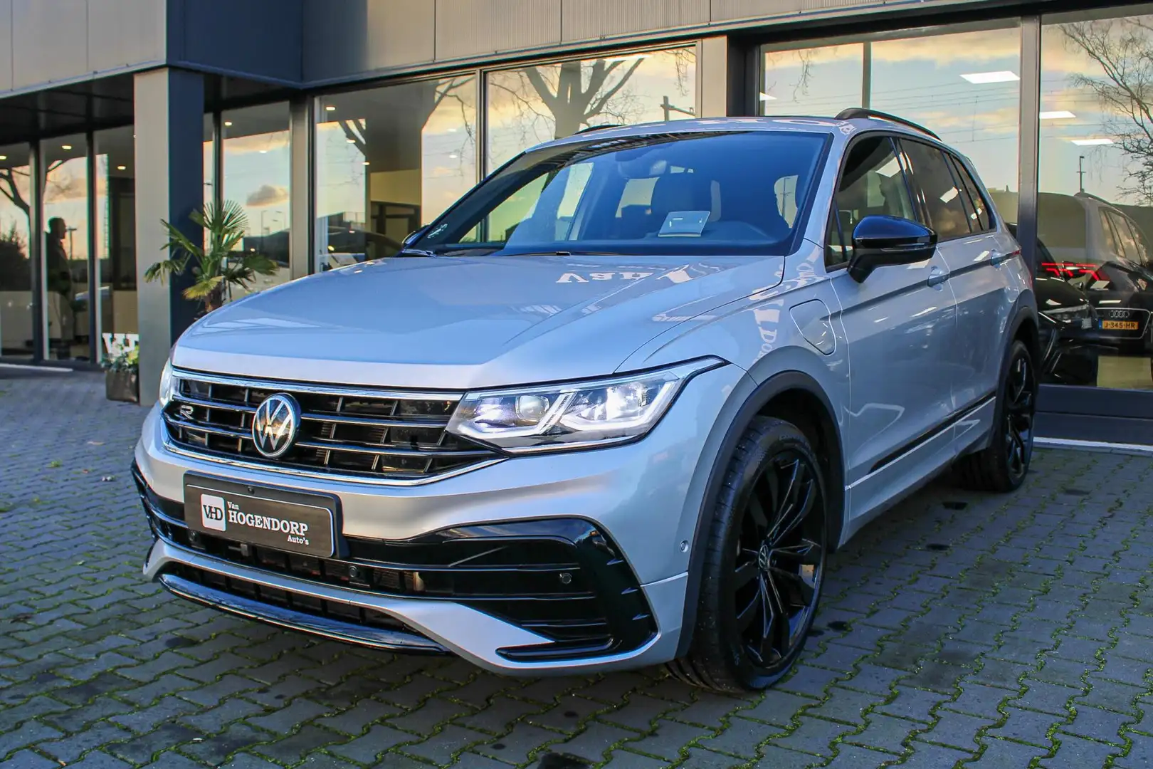 Volkswagen Tiguan 1.4 TSI eHybrid R-Line PANO HUD NAVI 360 CAM DSG B Zilver - 1