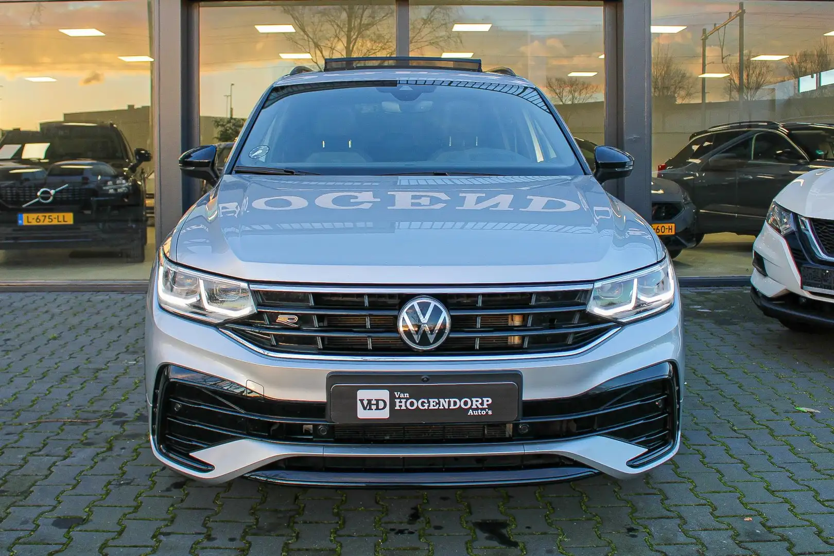 Volkswagen Tiguan 1.4 TSI eHybrid R-Line PANO HUD NAVI 360 CAM DSG B Zilver - 2