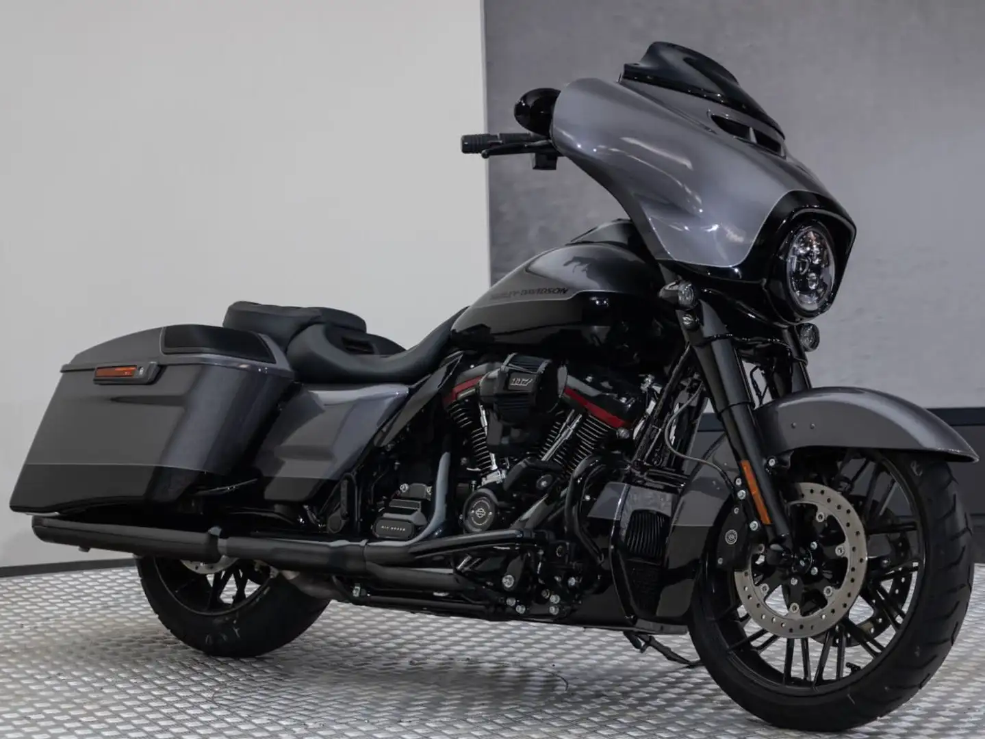 Harley-Davidson Street Glide FLHXSE. CVO Szürke - 2