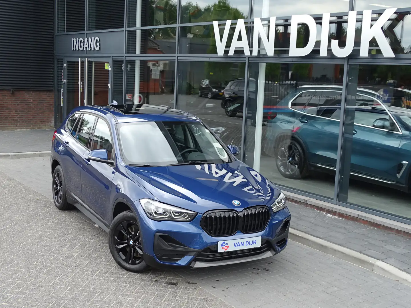 BMW X1 xDrive25e Exe. Pano.Dak Elek.Stoelen Afn.Trekhaak Blauw - 2
