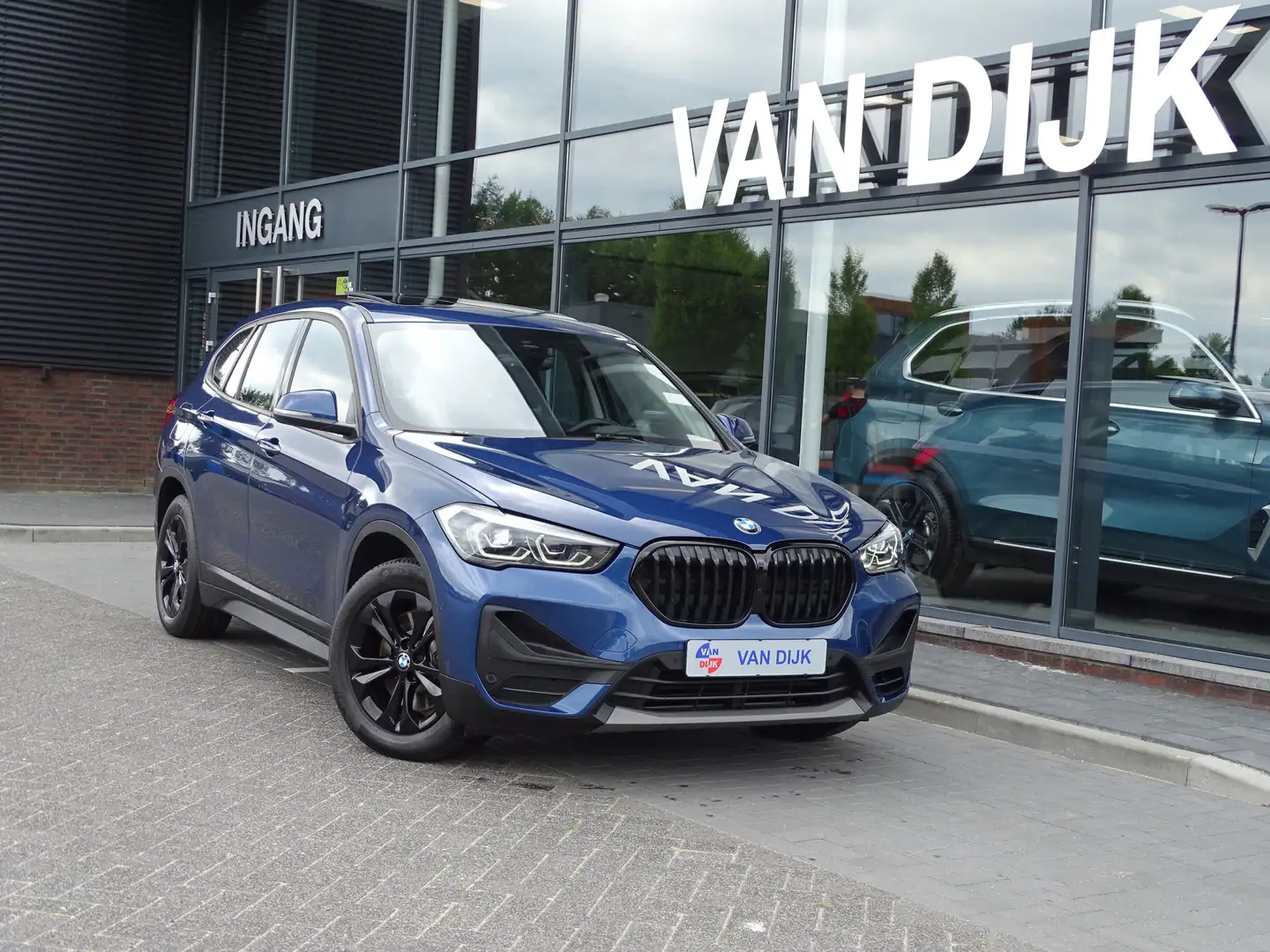 BMW X1 xDrive25e Exe. Pano.Dak Elek.Stoelen Afn.Trekhaak Blauw - 1