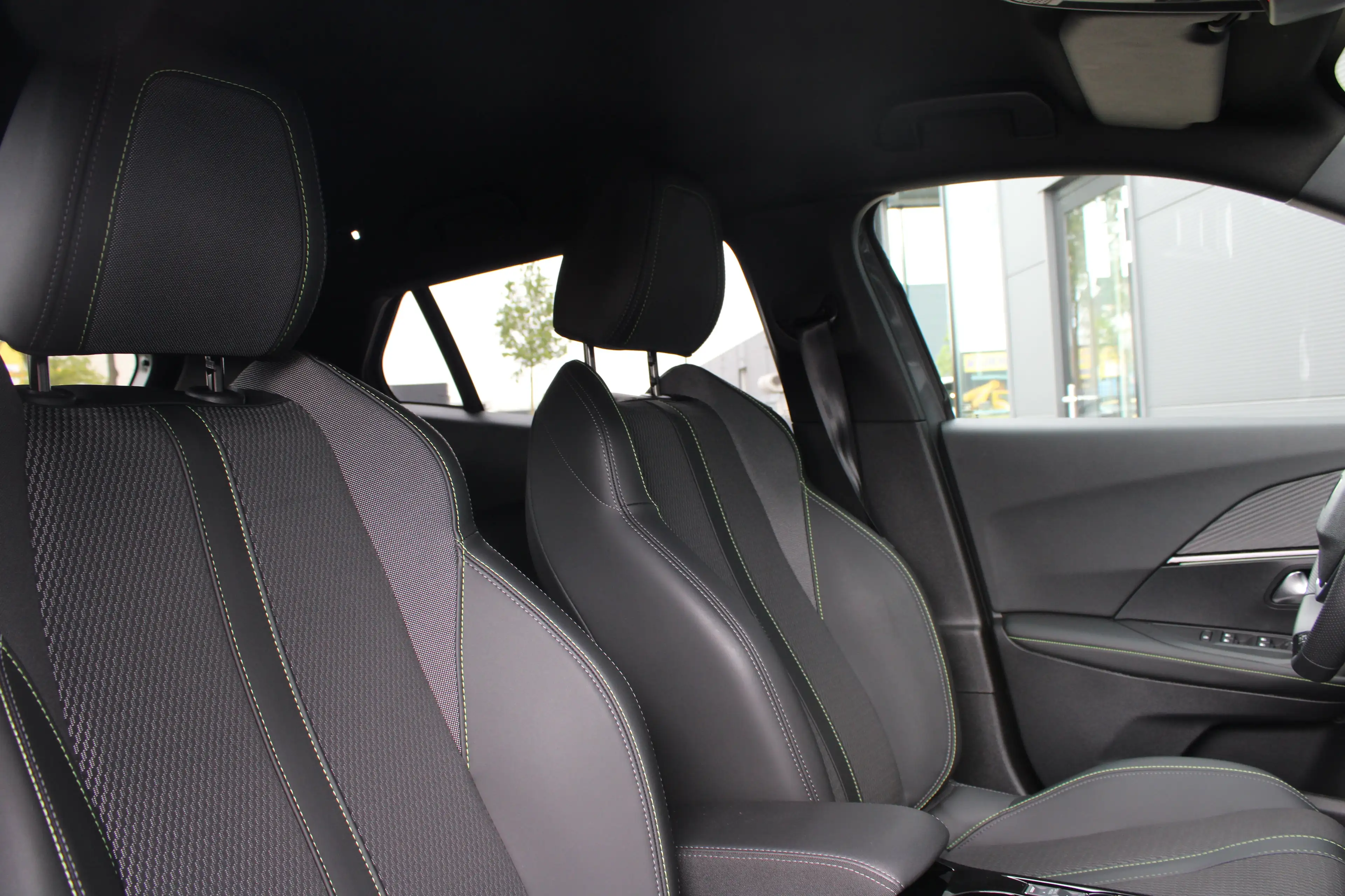 Peugeot e-2008 EV GT Avantage 54 kWh | SOH 98% | 12.500km | NL au — photo 4