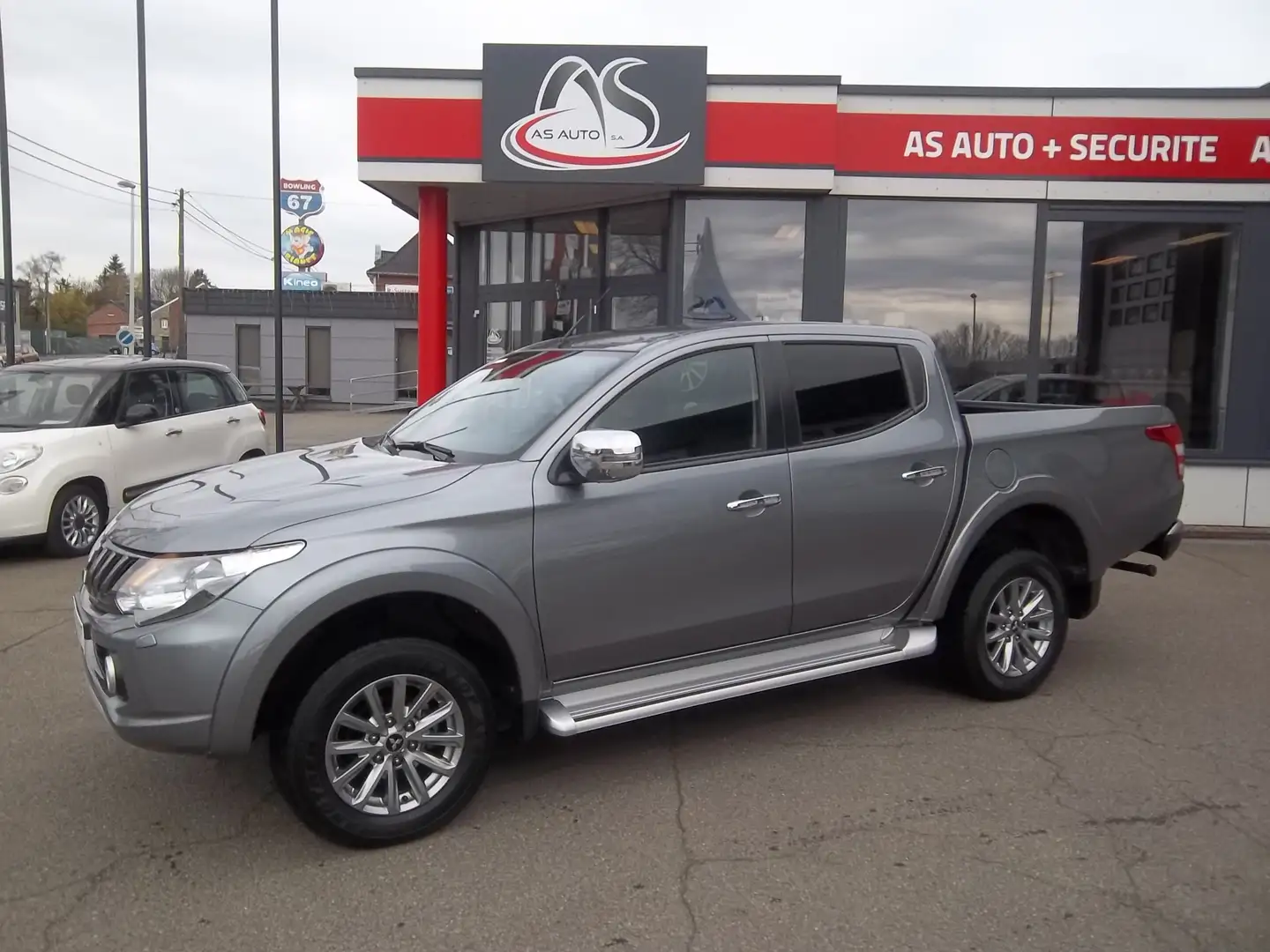 Mitsubishi L200 Utilitaire Double Cabine 2.4 DiD 181cv    5 Places Gris - 1