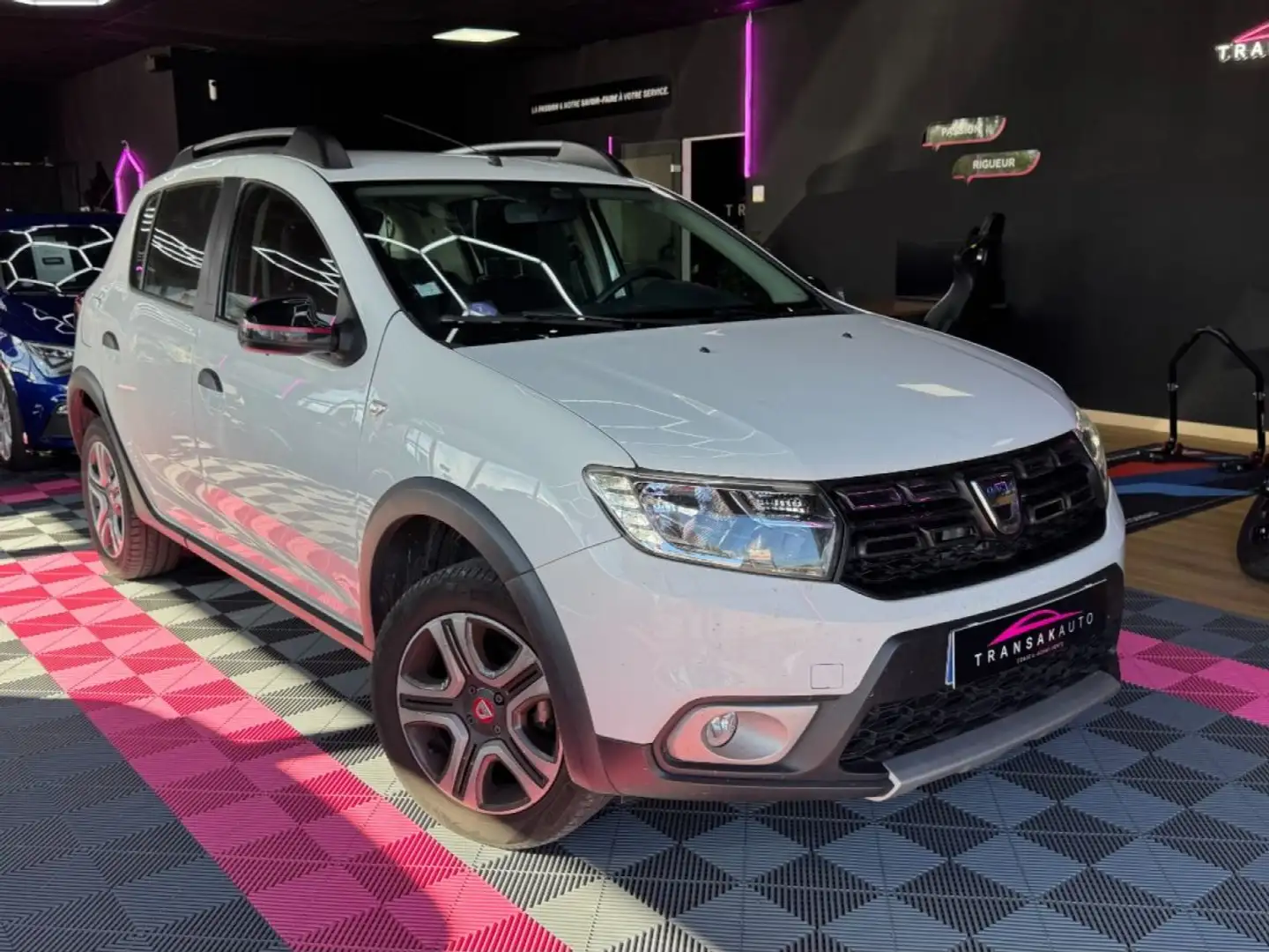Dacia Sandero Stepway TCe 90 ch Techroad ~ Régulateur / Limiteur de vitesse ~ 1 ère main ~ Ecran tactile ~ Full suivi ~ Caméra de recul Blanc - 1