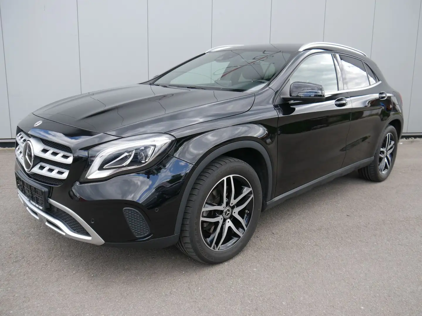 Mercedes-Benz GLA 250 4Matic Urban NAVI/LED/360°/AHK/DISTR Negru - 1