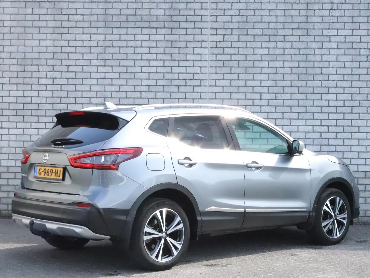 Nissan Qashqai 1.3 DIG-T 140 N-Motion | Panoramadak | Trekhaak | Grijs - 2