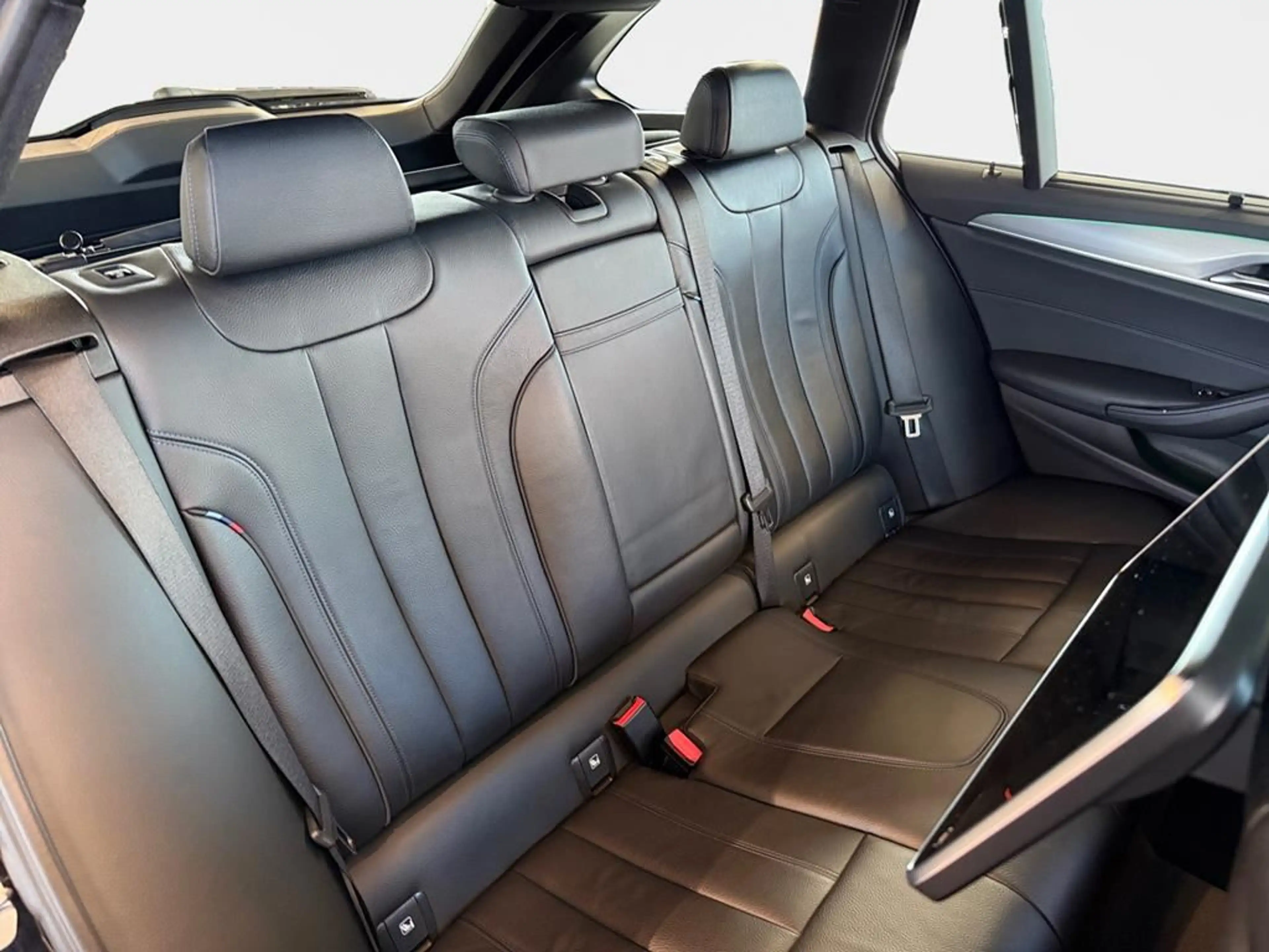 BMW M550 M Sport — photo 15