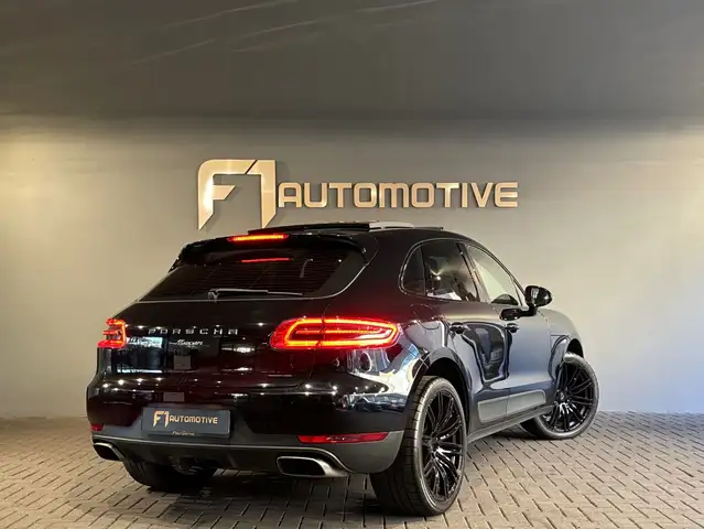 Porsche Macan view 3