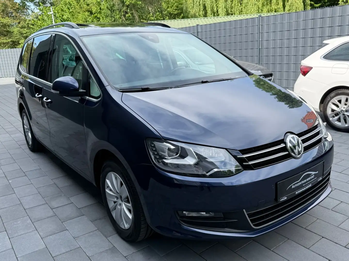 Volkswagen Sharan Comfortline BMT Navi Xenon Panorama Sound Modrá - 2