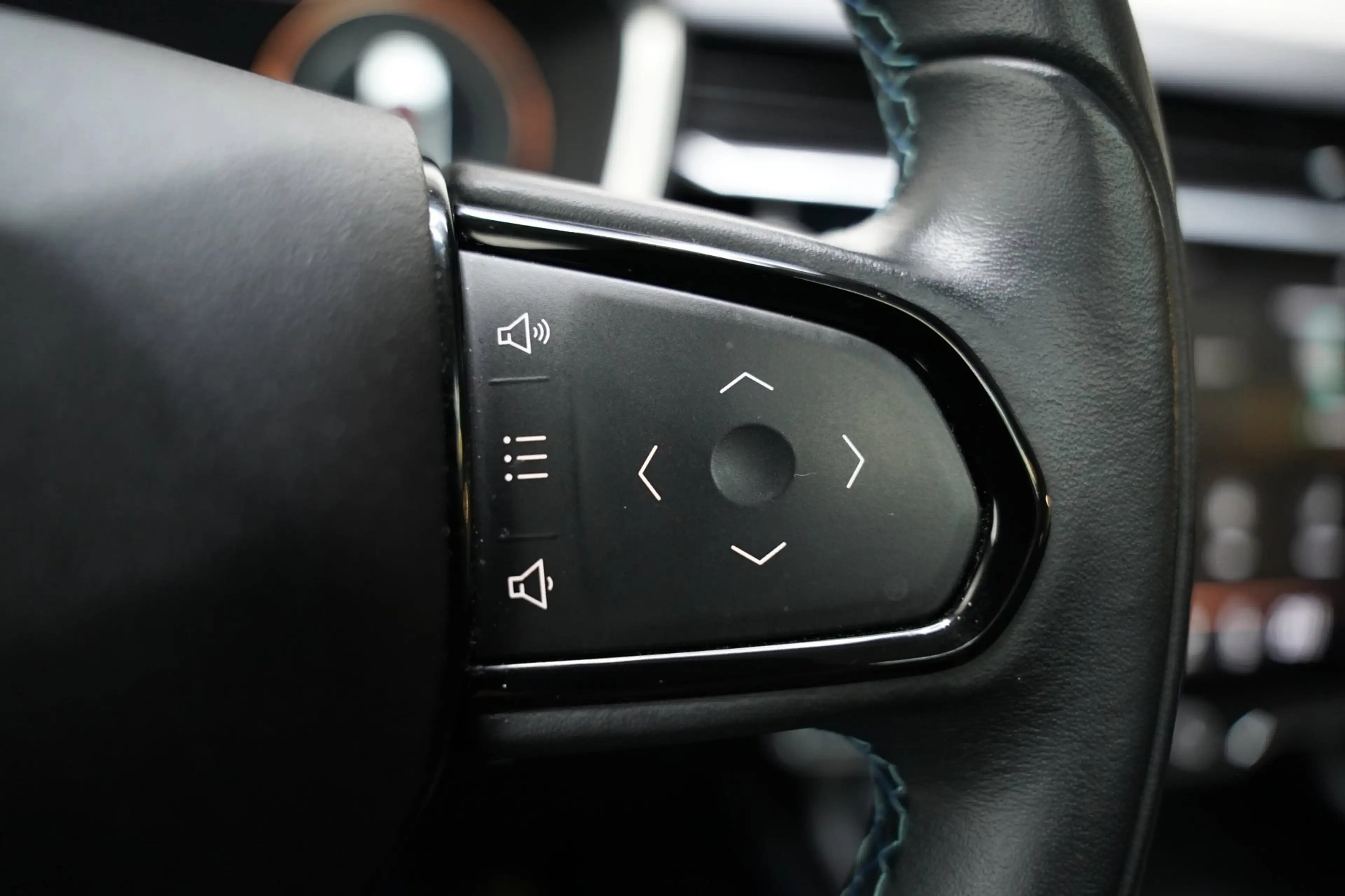 Lynk & Co 01 1.5 BLACK EDITION PANO CAM ACC SFEER MEMORY — photo 36