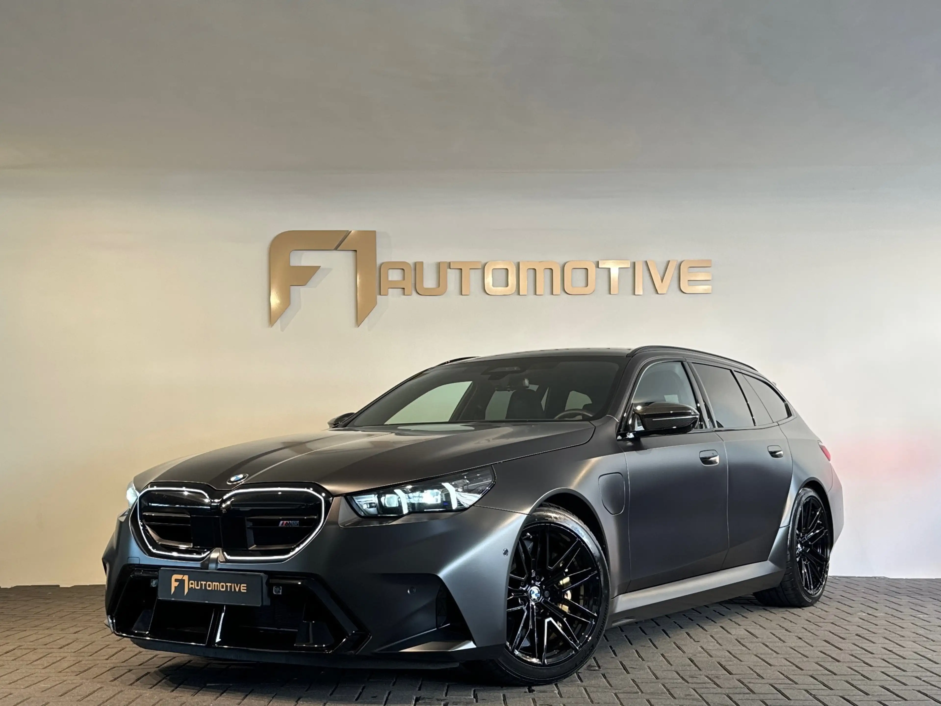 BMW M5 5-serie Touring Pano|Ceramic|B&W|HuD|Carbon|M Driv