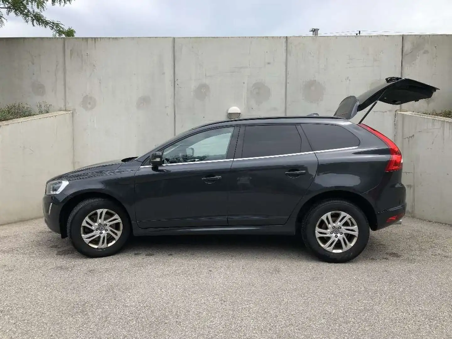 Volvo XC60 XC60 D3 Momentum Geartronic Momentum Grau - 1