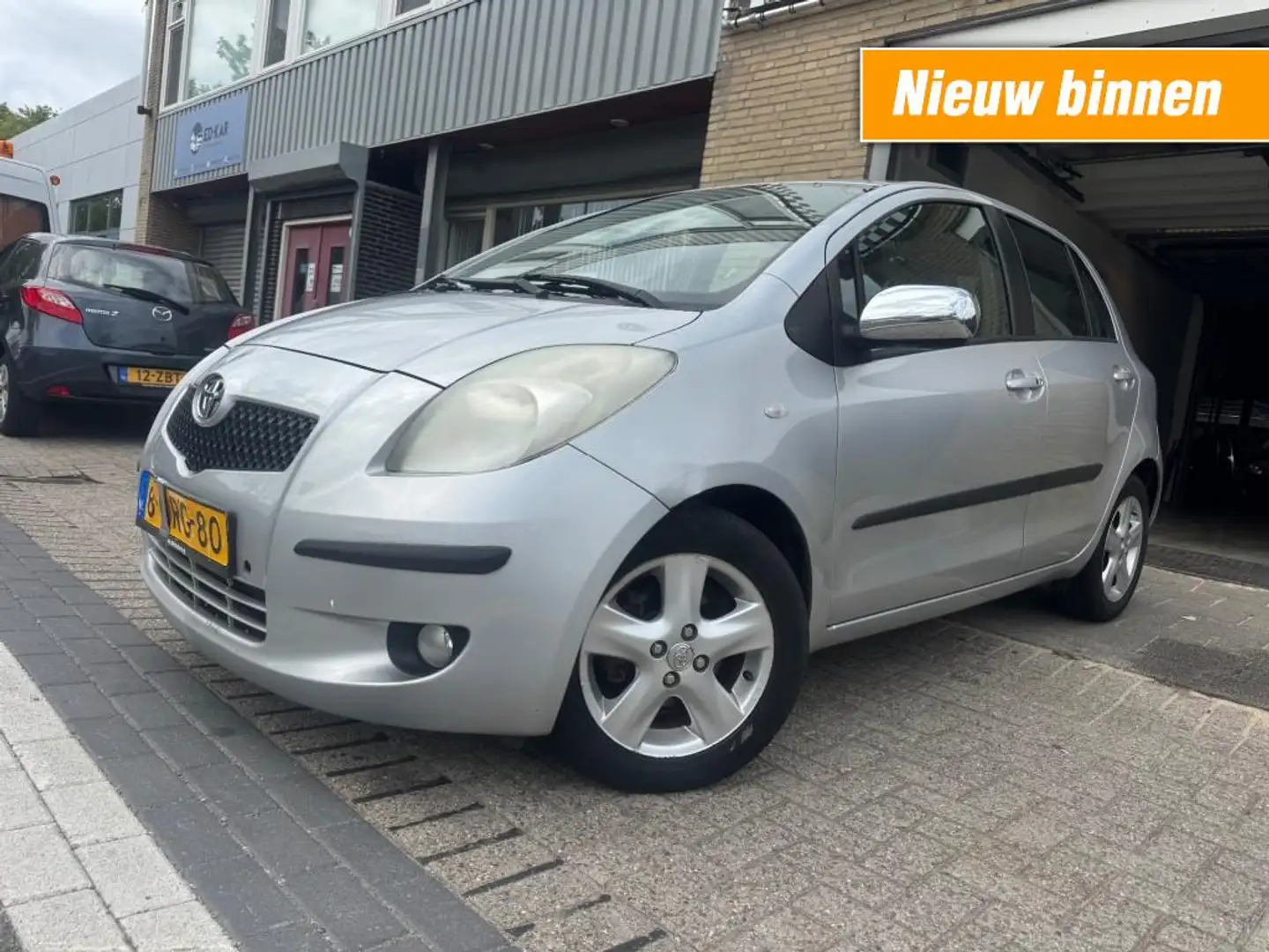 Toyota Yaris 1.3 VVTi Sol MMT ECC LMV KEY-LESS 2DE EIG APK 11-2 Grijs - 1