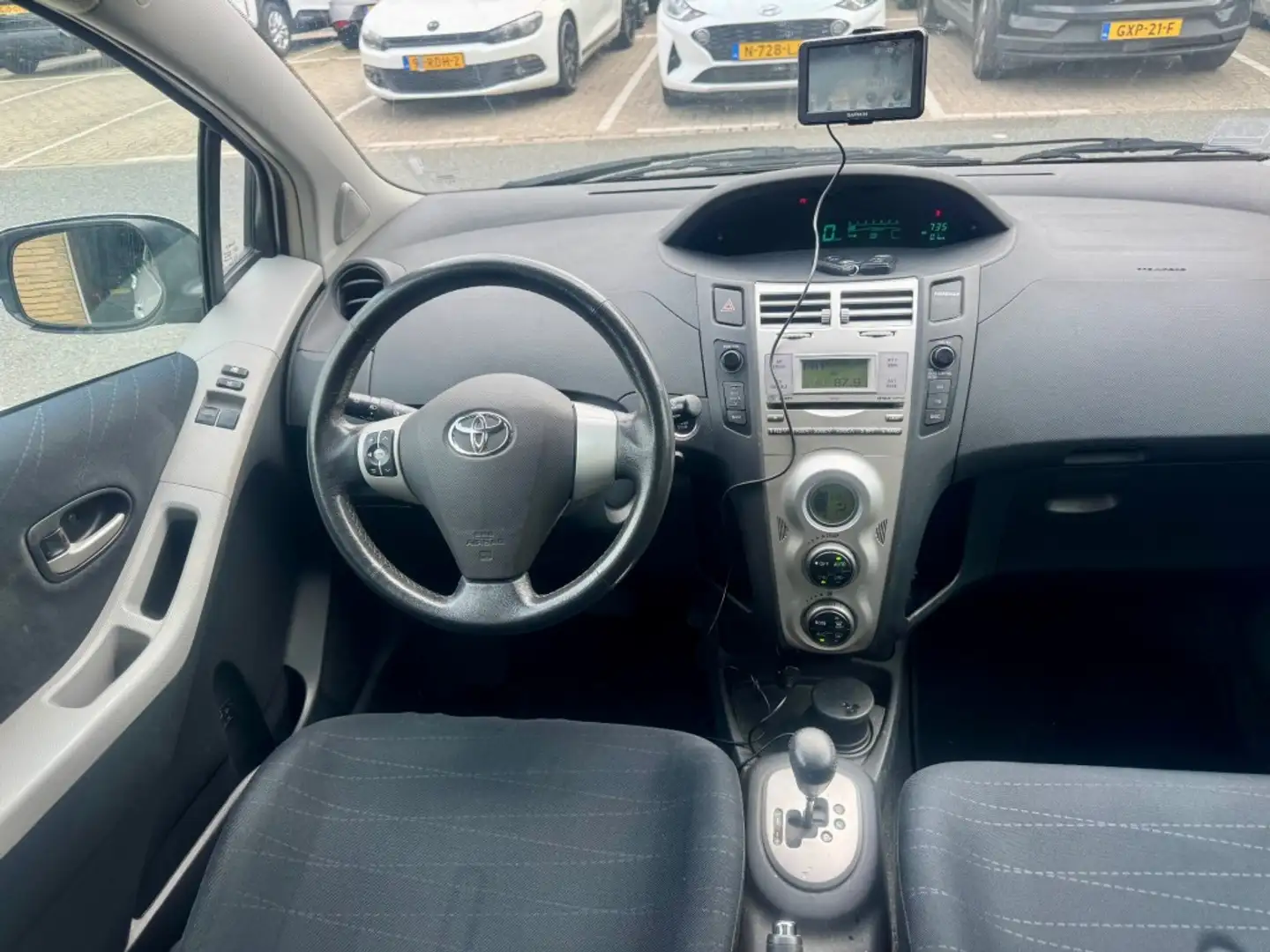 Toyota Yaris 1.3 VVTi Sol MMT ECC LMV KEY-LESS 2DE EIG APK 11-2 Grijs - 2