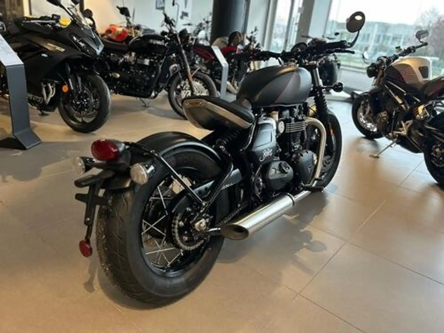 Triumph Bonneville Bobber Negro - 2