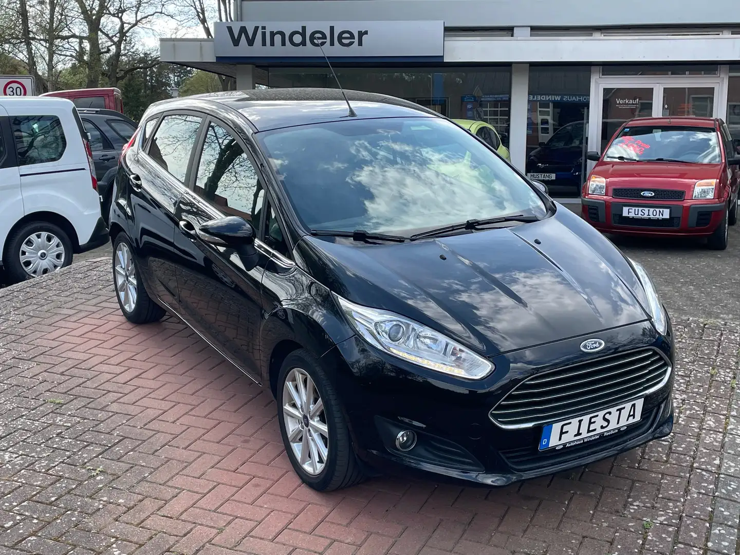 Ford Fiesta Titanium Wenig KM Schwarz - 1