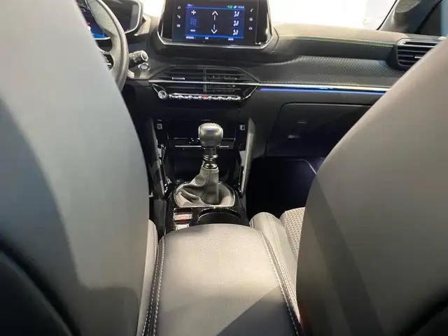 Peugeot 208 view 11