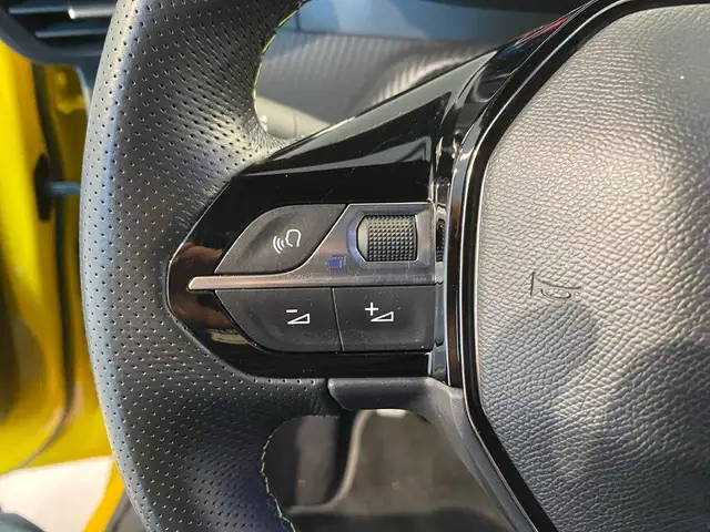 Peugeot 208 view 12