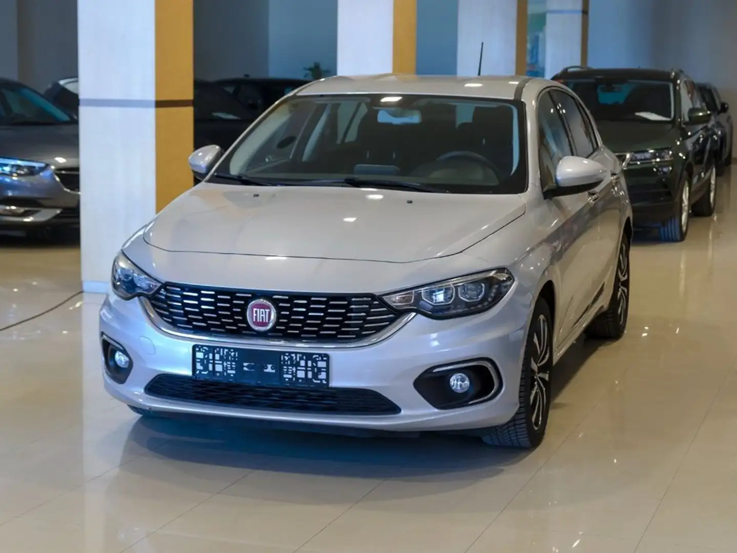 Fiat Tipo 1.6 16v Lounge 120 CV diesel Mjet II 5p. Gris - 1