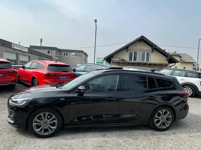 Ford Focus view 3
