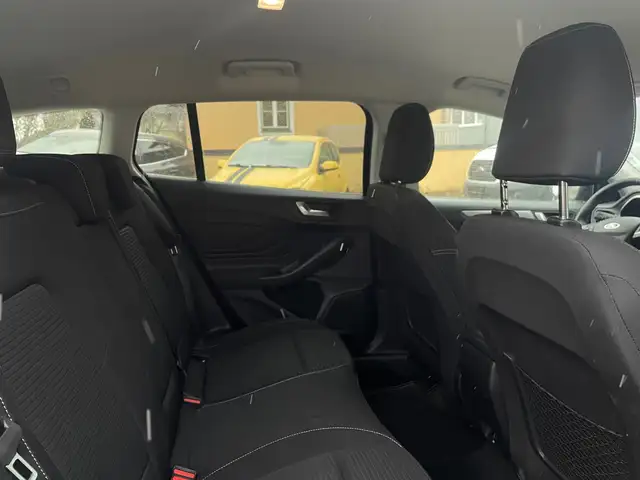 Ford Focus view 12