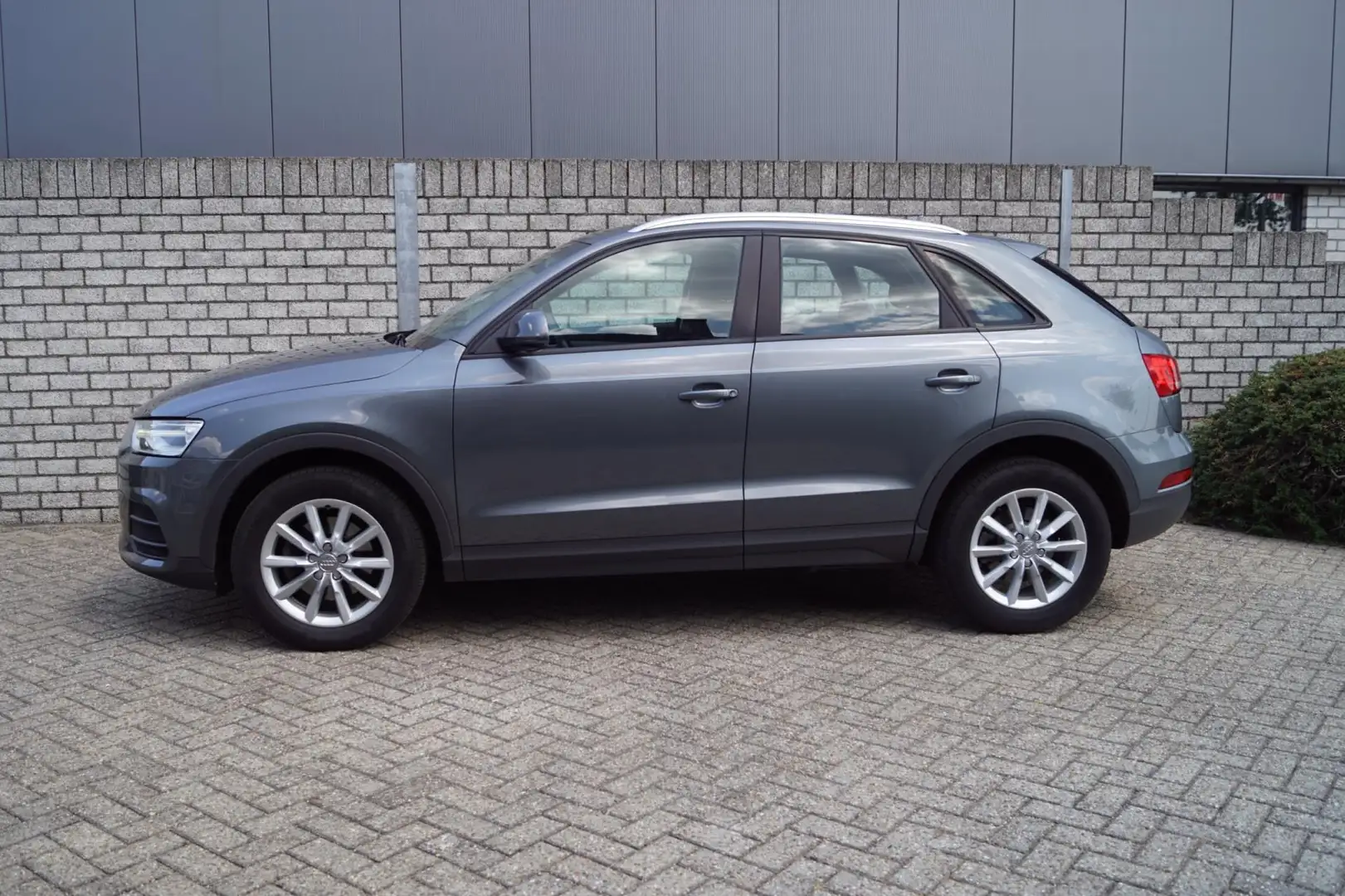 Audi Q3 2.0 TFSI Quattro Pro Line Autom 180PK Xenon Navi C Grijs - 2