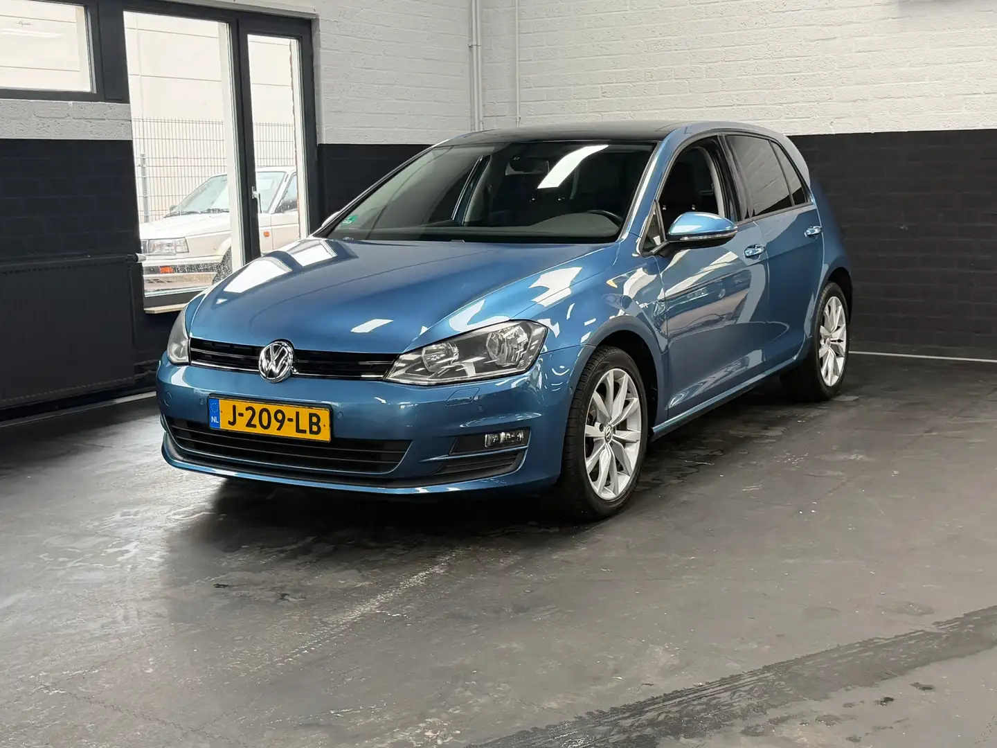 Volkswagen Golf 1.2 TSI | Panoramadak | Stoelverwarming | Climate Blau - 2