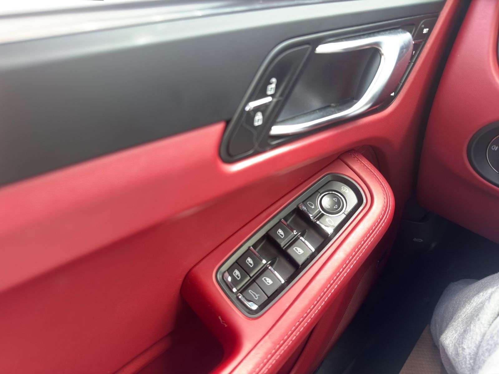 2023 Porsche Macan AWD thumb 12