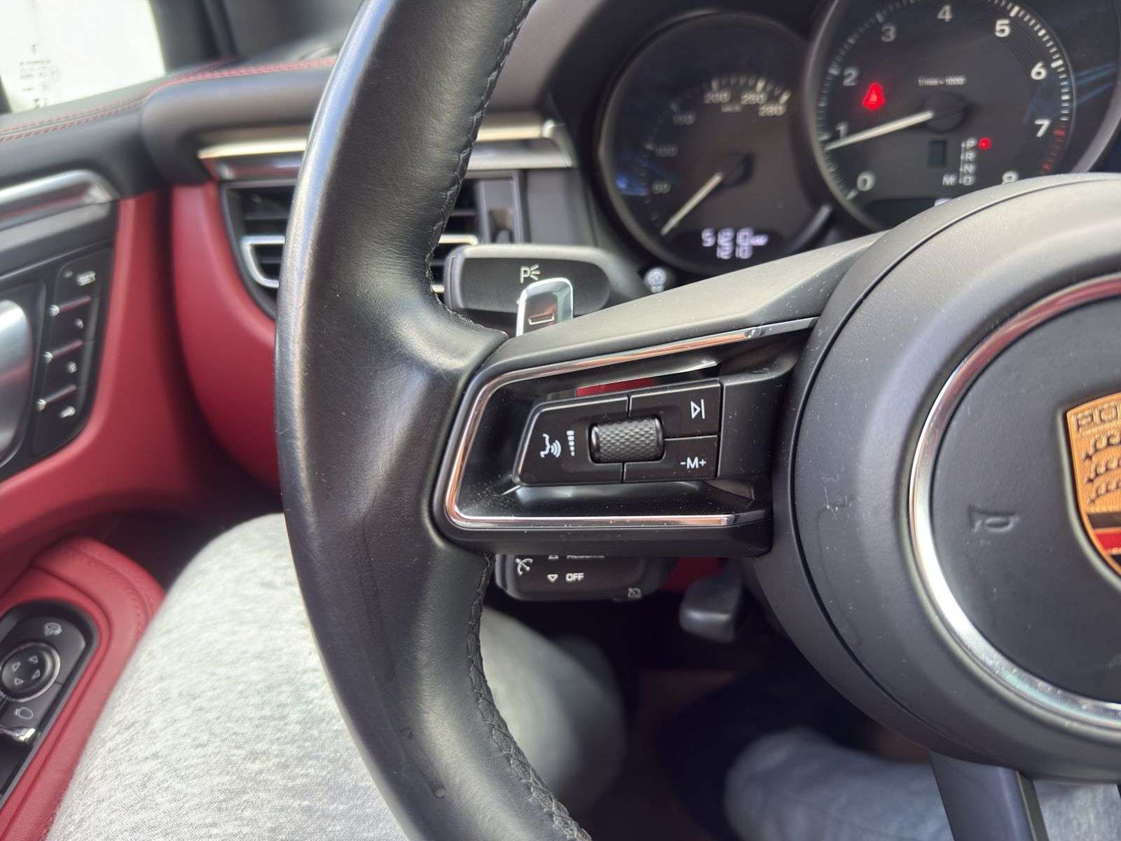 2023 Porsche Macan AWD thumb 8