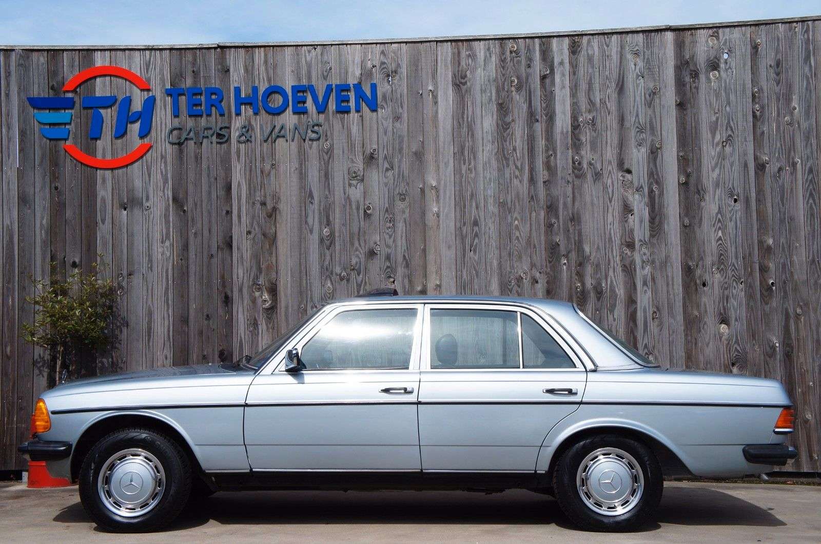Second hand Mercedes Benz 300 3.0