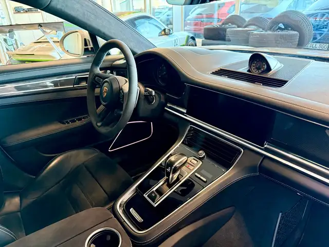 Porsche Panamera view 10