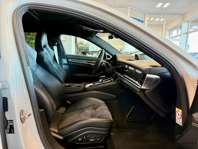 Porsche Panamera view 11
