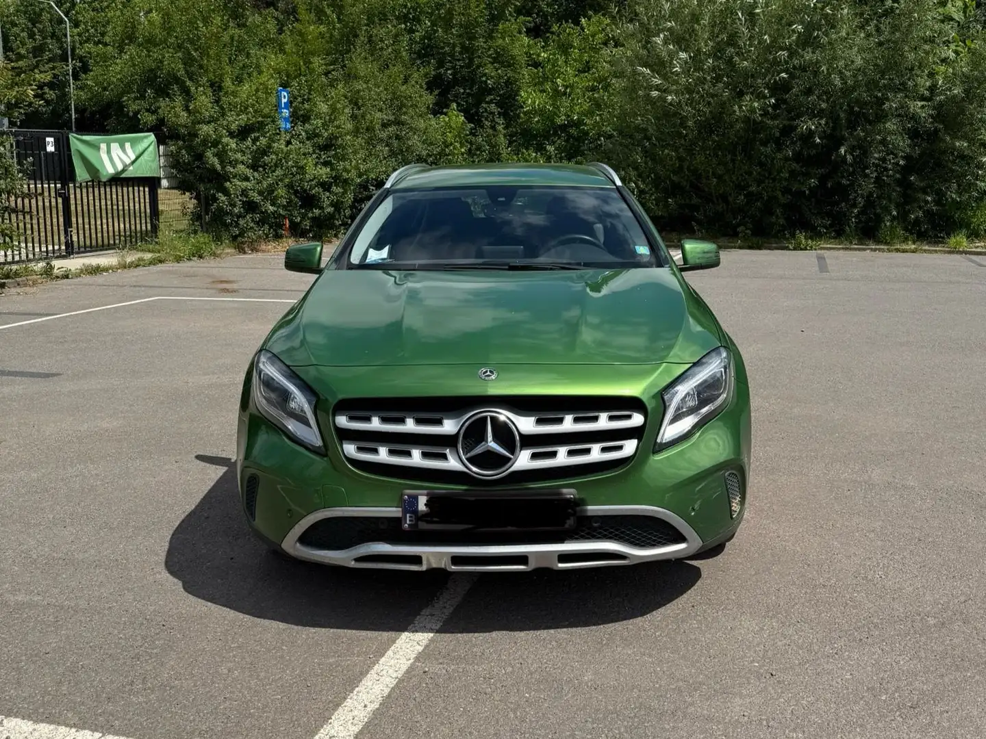 Mercedes-Benz GLA 180 GLA 180 7G-DCT Peak Edition Groen - 1
