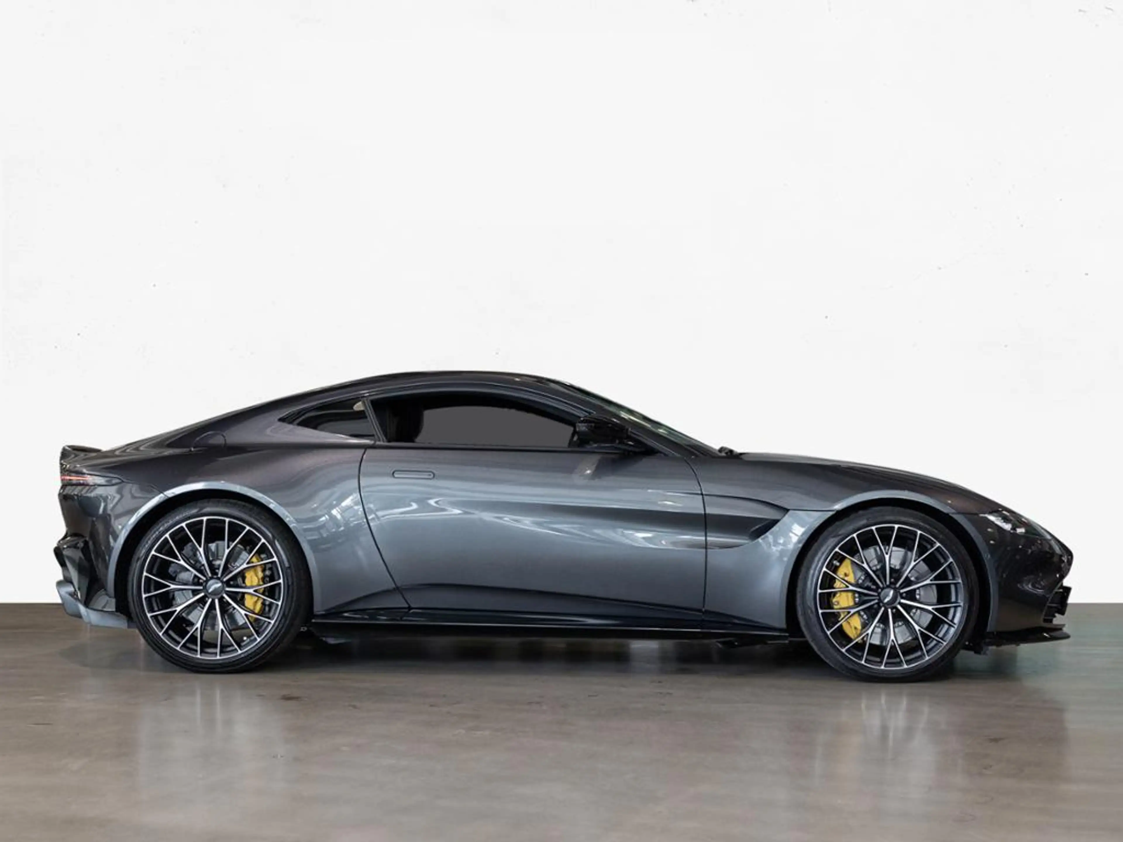 Aston Martin V8 Vantage Coupe Aston Martin Hamburg — photo 15
