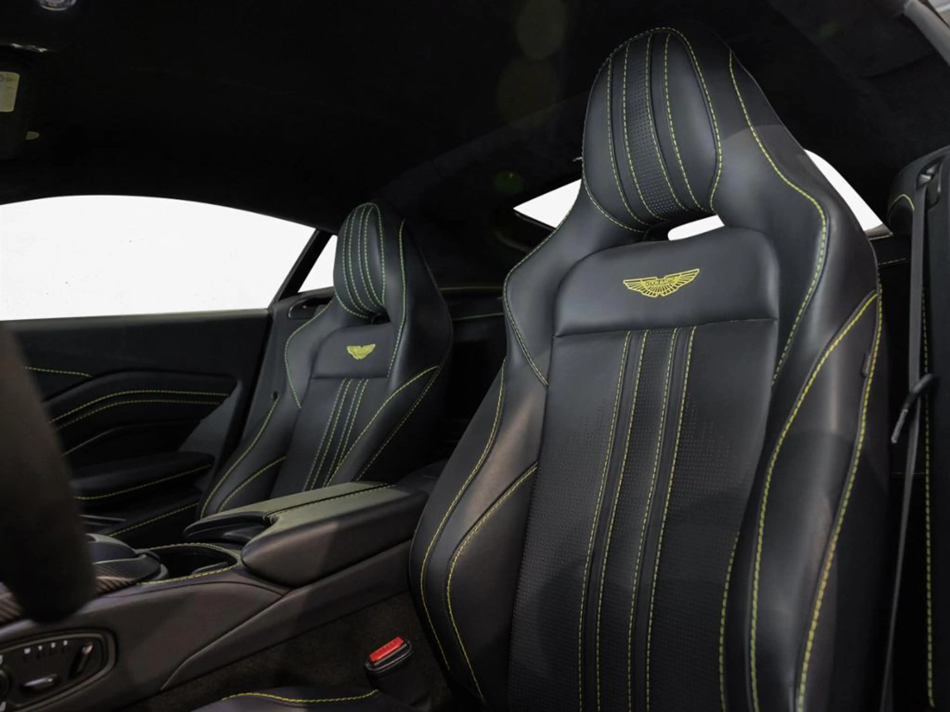 Aston Martin V8 Vantage Coupe Aston Martin Hamburg — photo 13