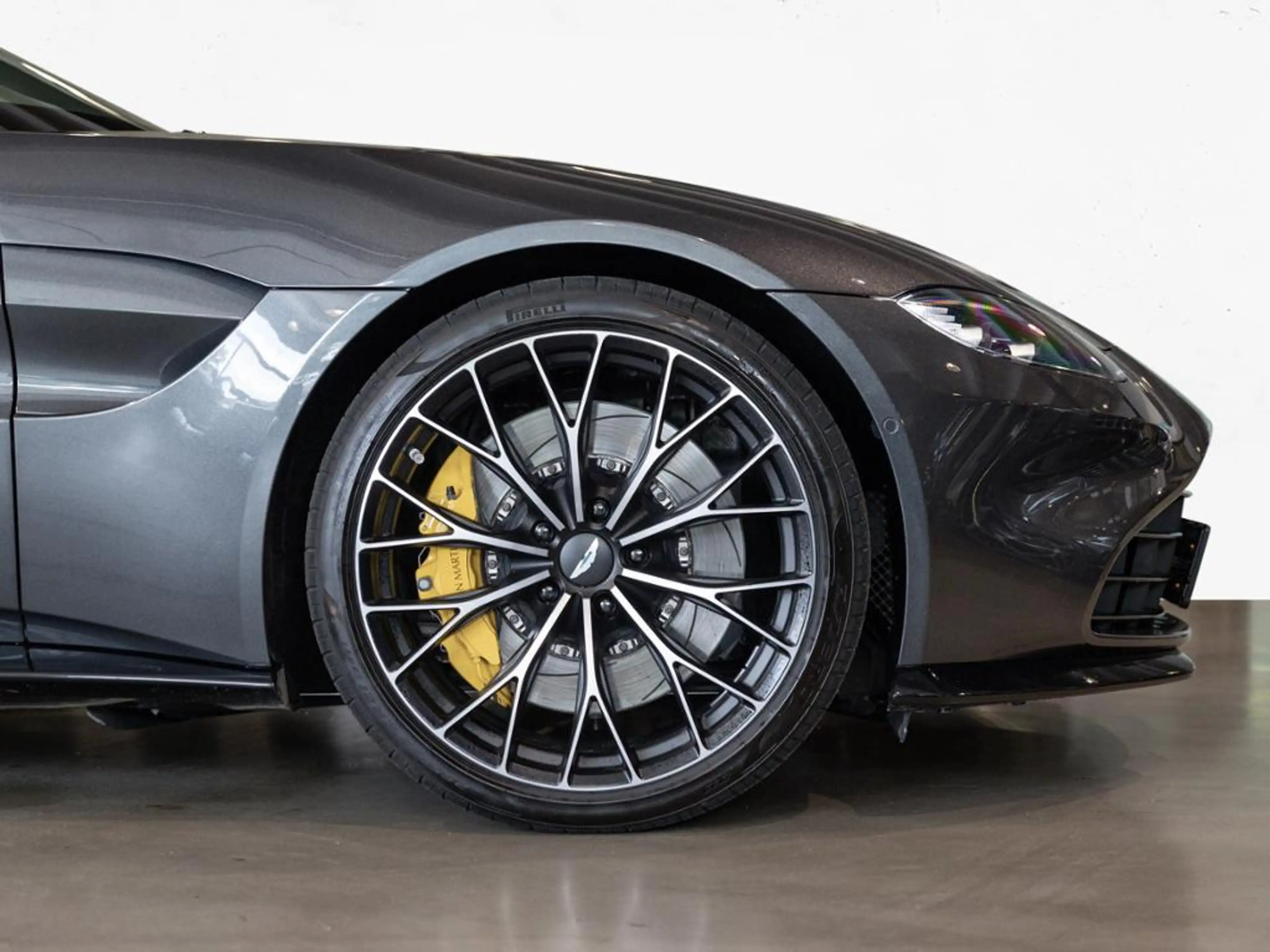 Aston Martin V8 Vantage Coupe Aston Martin Hamburg — photo 5