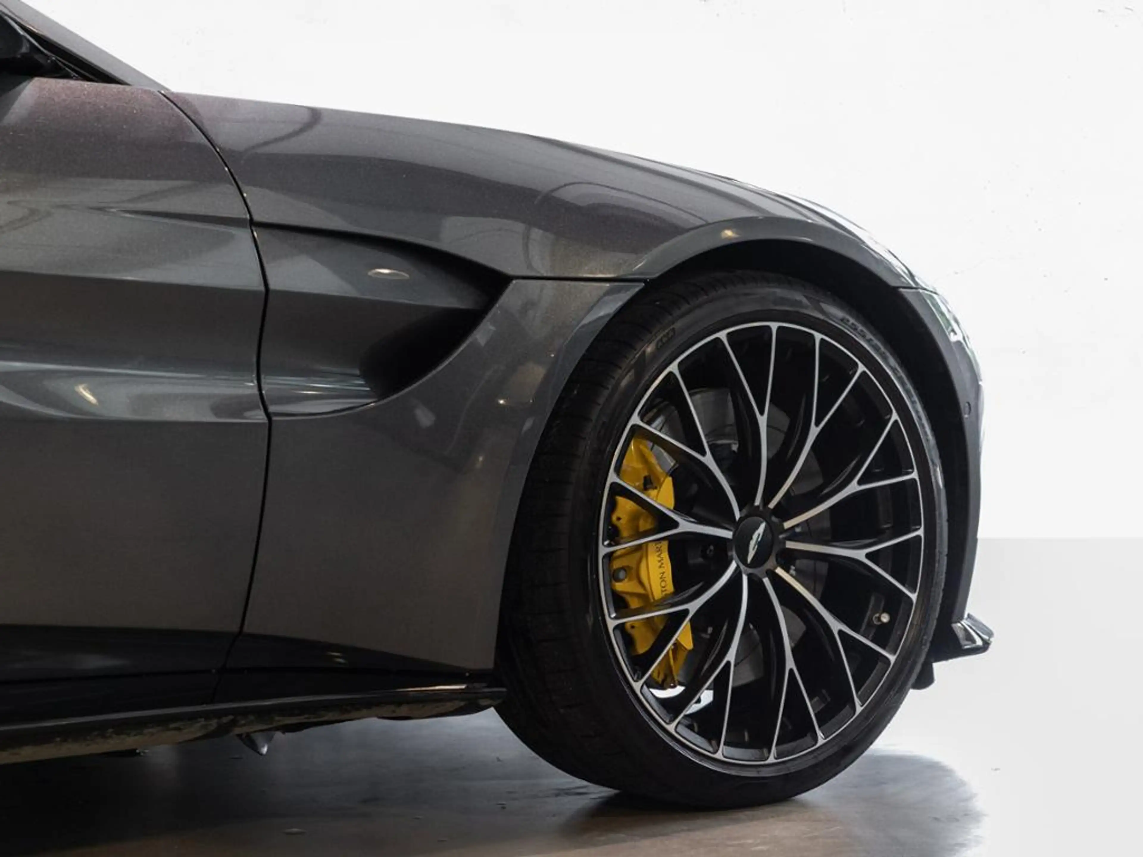 Aston Martin V8 Vantage Coupe Aston Martin Hamburg — photo 10