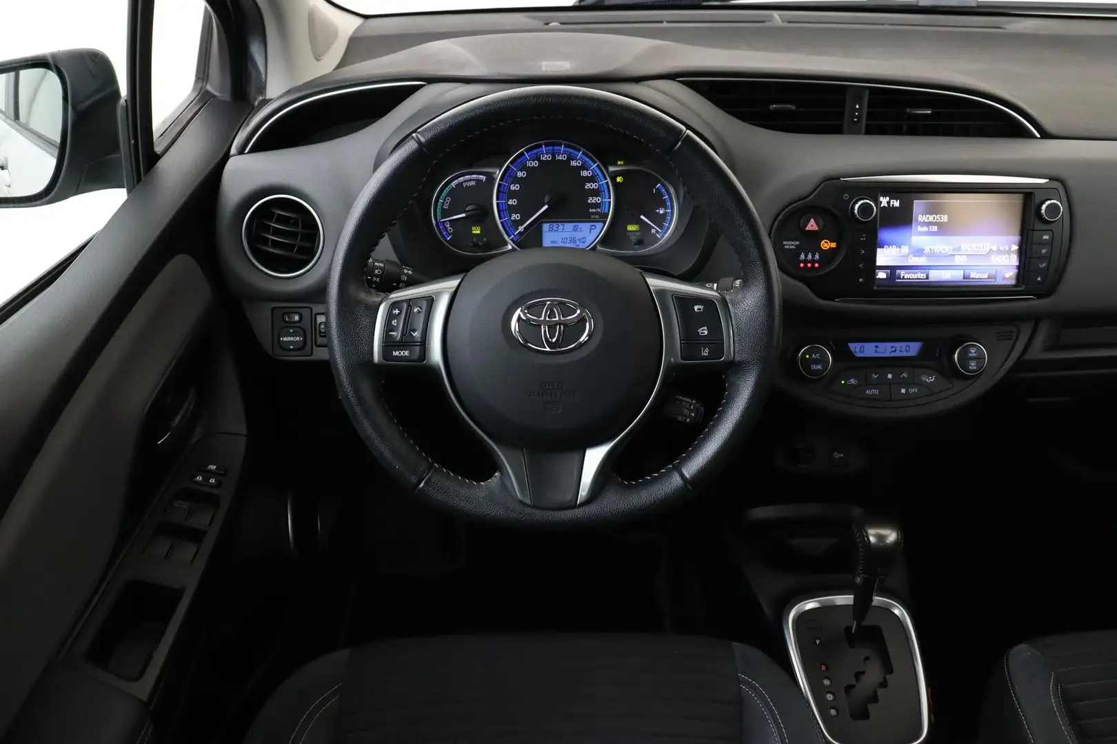 Toyota Yaris 1.5 HYBRID DYNAMIC -CRUISE|KEYLESS|16"|ECC|CAMERA Grijs - 2