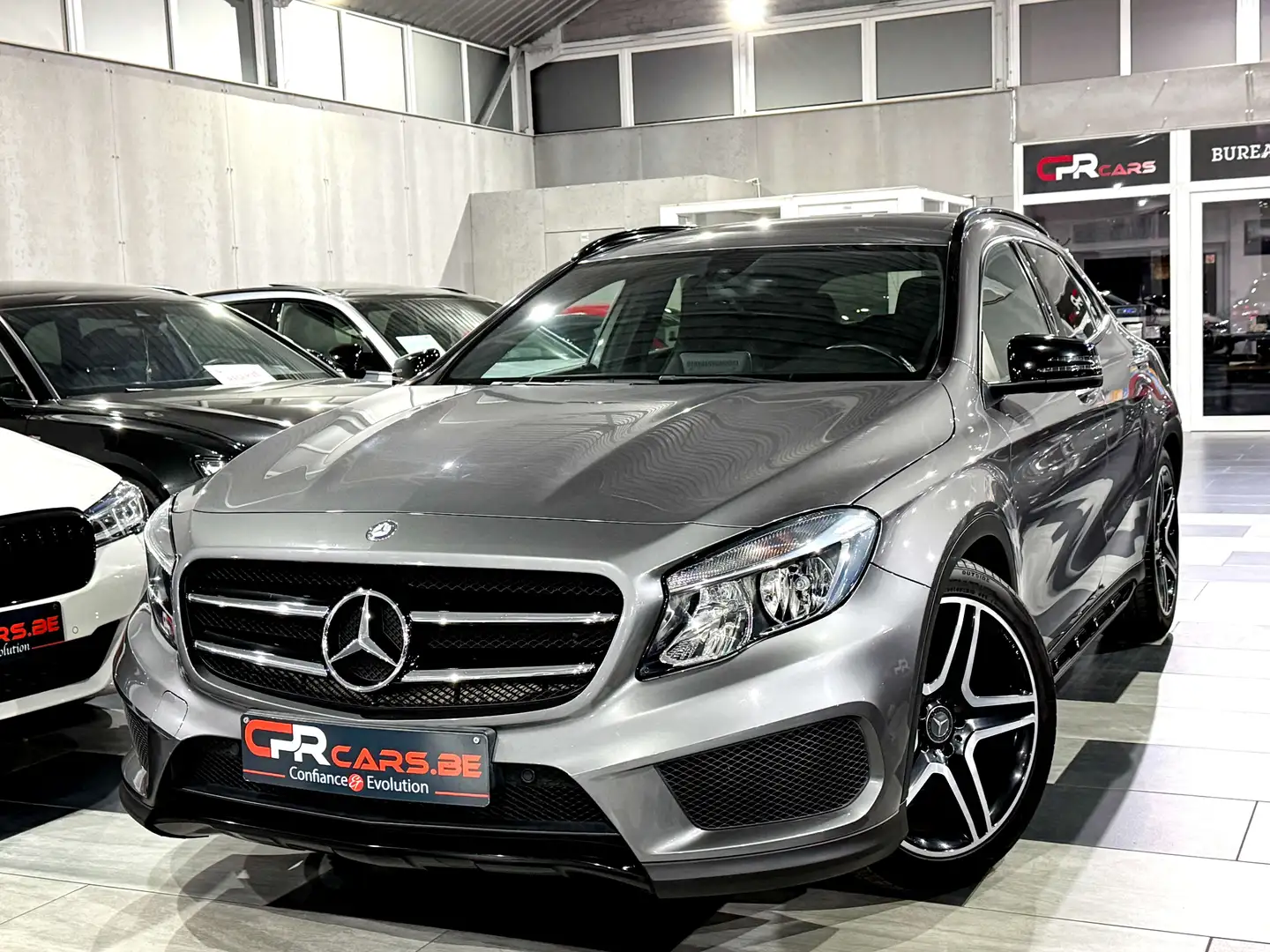 Mercedes-Benz GLA 180 Pack Amg Pack Night 1e Main Etat Neuf Full Hist. Gris - 1