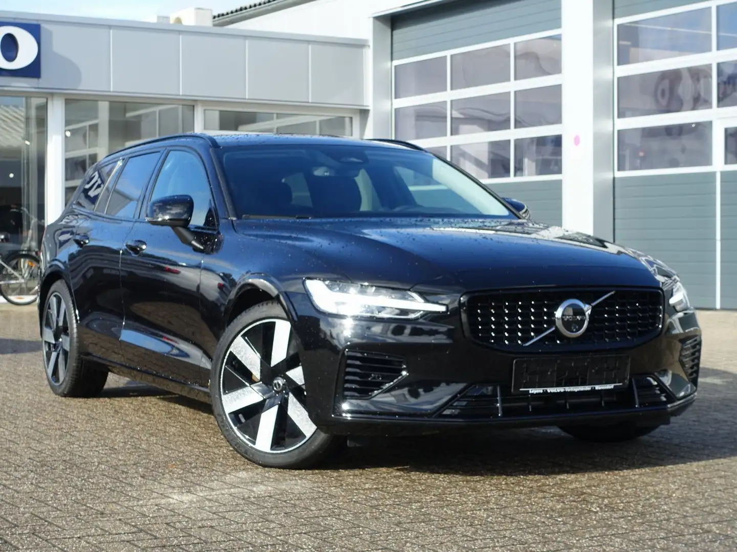 Volvo V60 Ultra T8 AWD Plug-in Hybrid/360°Cam/Massage Schwarz - 2