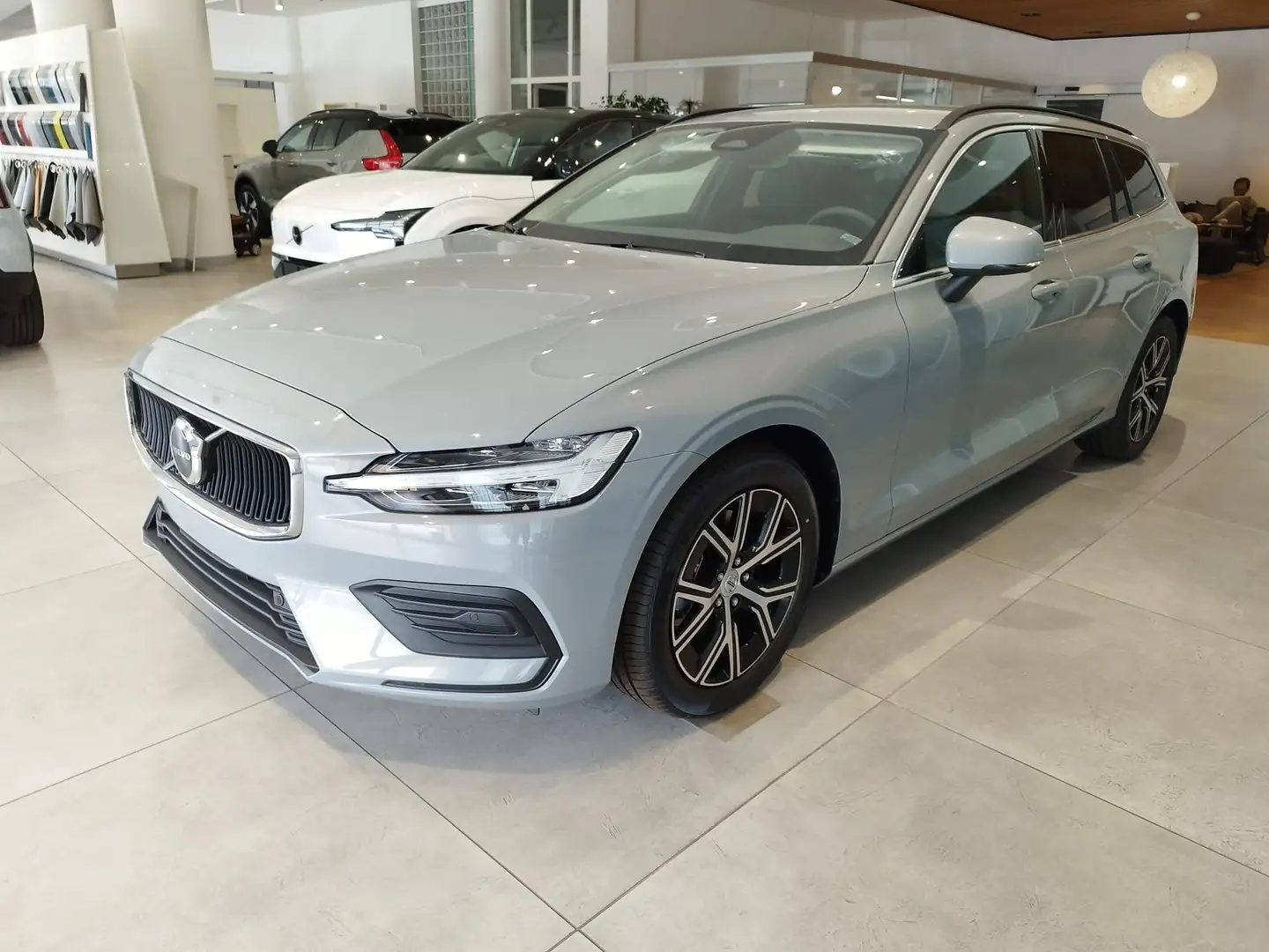 Volvo V60 2.0 B3 Core auto Šedá - 1