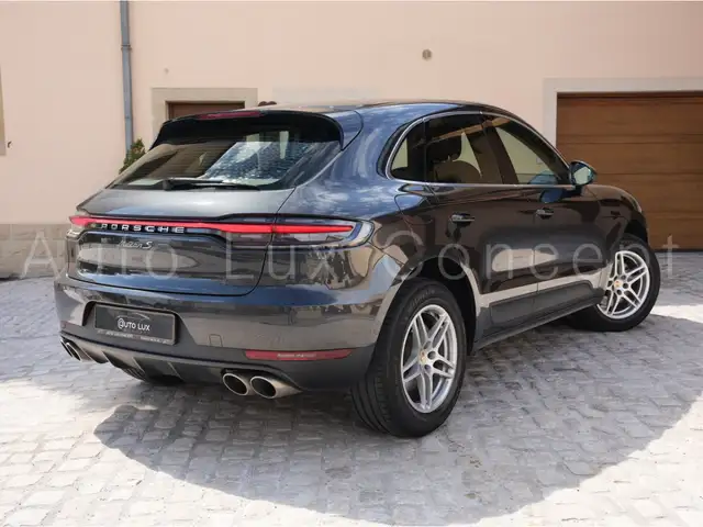 Porsche Macan view 3