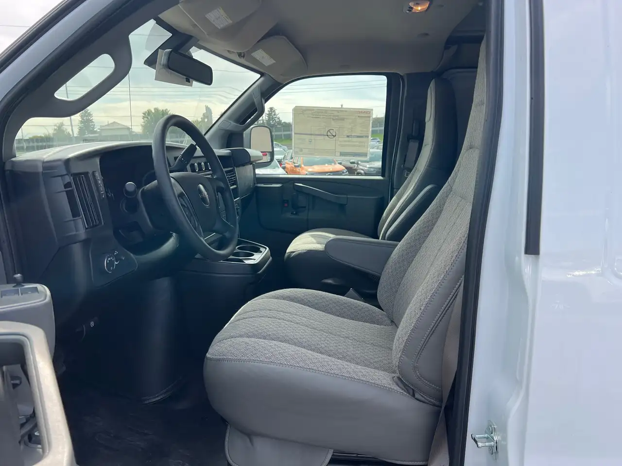 GMC Savana снимка GMC Savana
