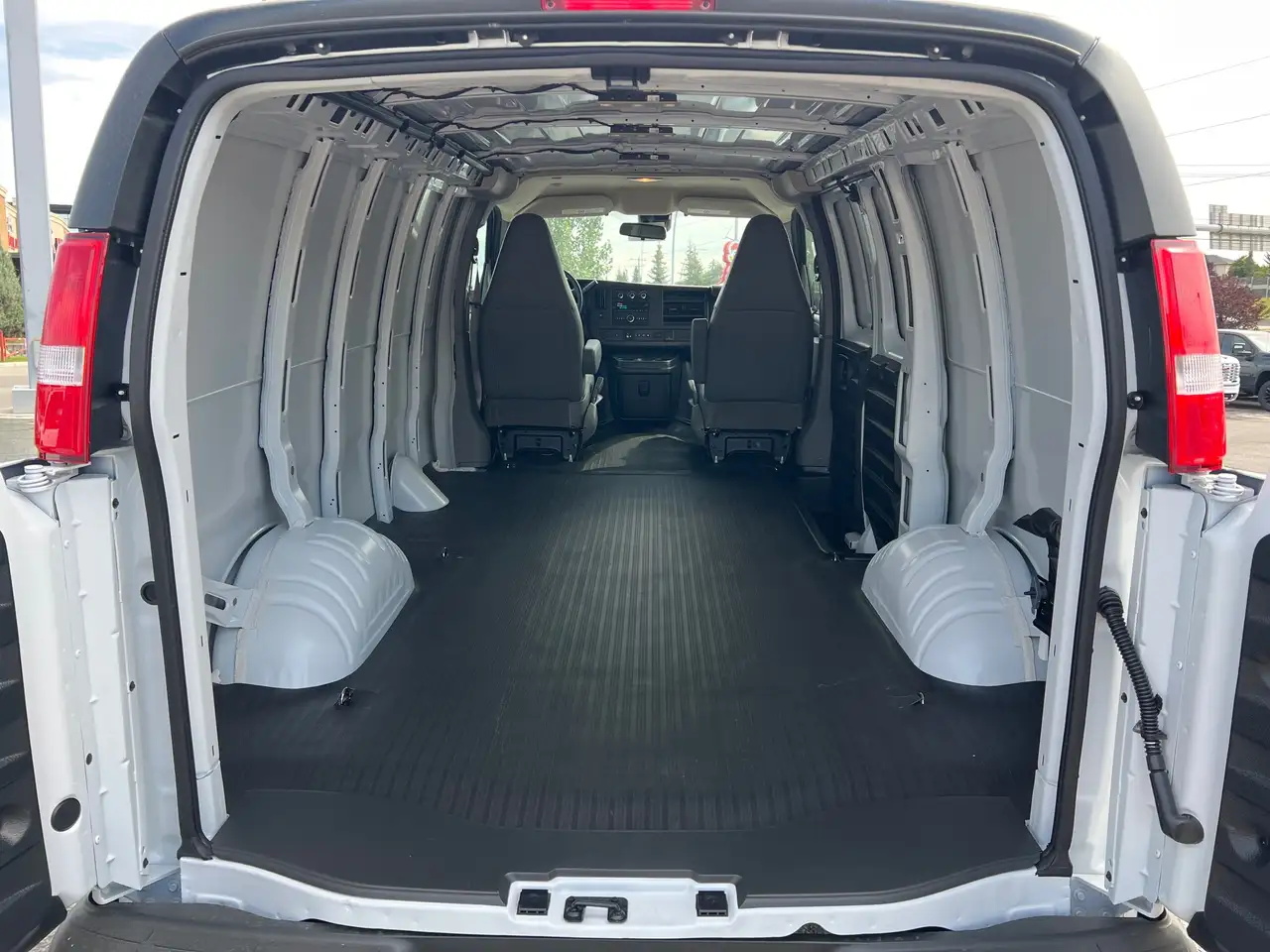 GMC Savana снимка GMC Savana