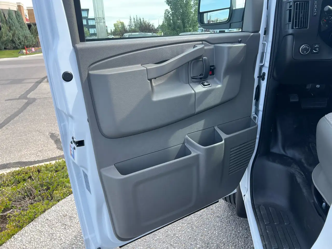 GMC Savana снимка GMC Savana